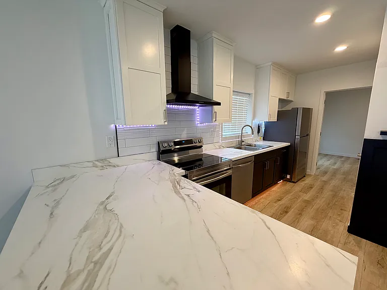 317 W 8th St #25 — Photo 26