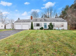 21 Meadowview Dr, Trumbull, CT 06611