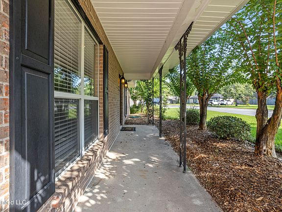 4th image of 1313 Queen Park Cir