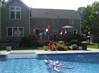 8 Corbett Ct, East Quogue, NY 11942