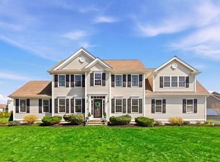 1 Quequechan Cir, Lakeville, MA 02347