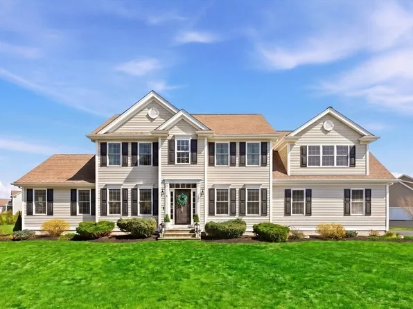 1 Quequechan Cir, Lakeville, MA 02347