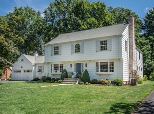104 Foxcroft Rd, West Hartford, CT 06119