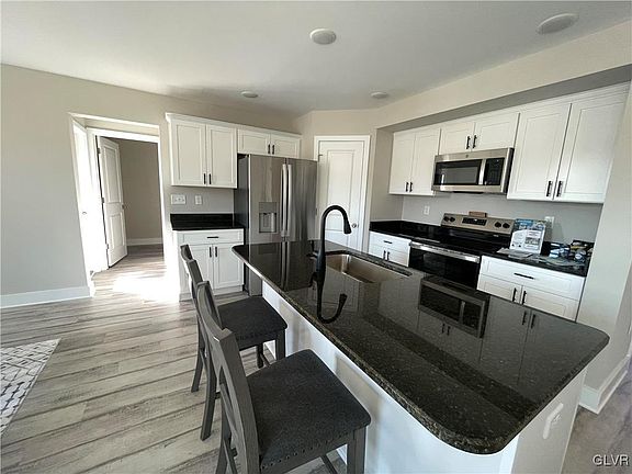 3rd image of 5 Mooreland Ln