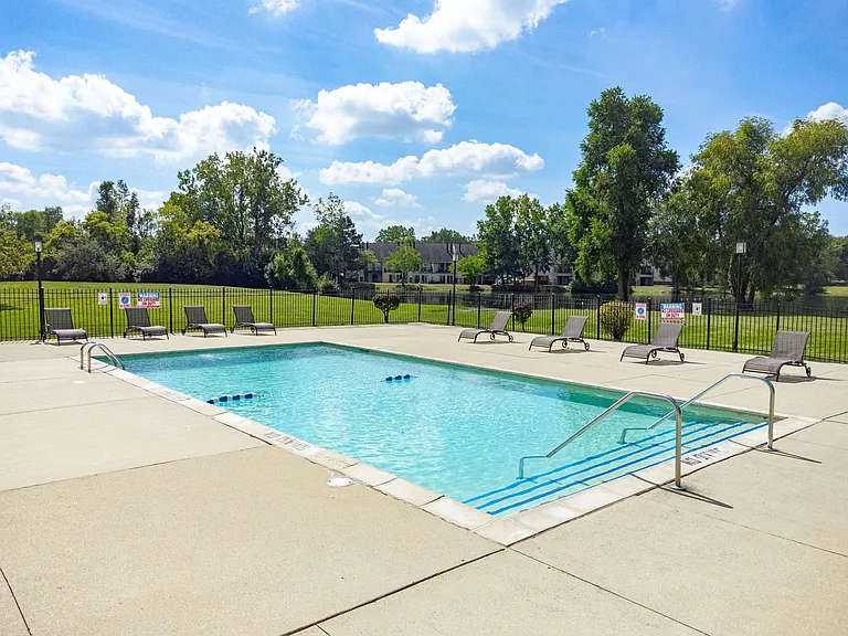 Meadowbrook Village Apartments — Photo 18