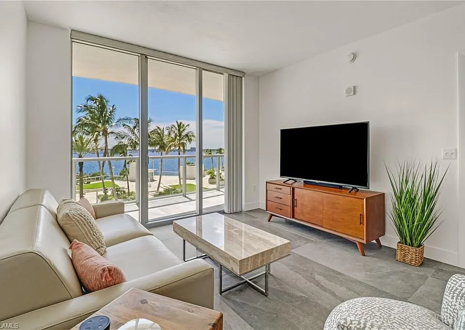 3000 Oasis Grand Blvd #606