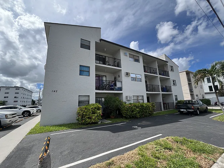 142 SW 18th Ave #20-378 — Photo 4