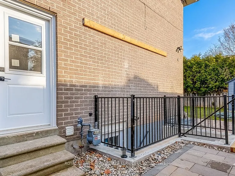 277 Mississaga St #LOWER — Photo 3