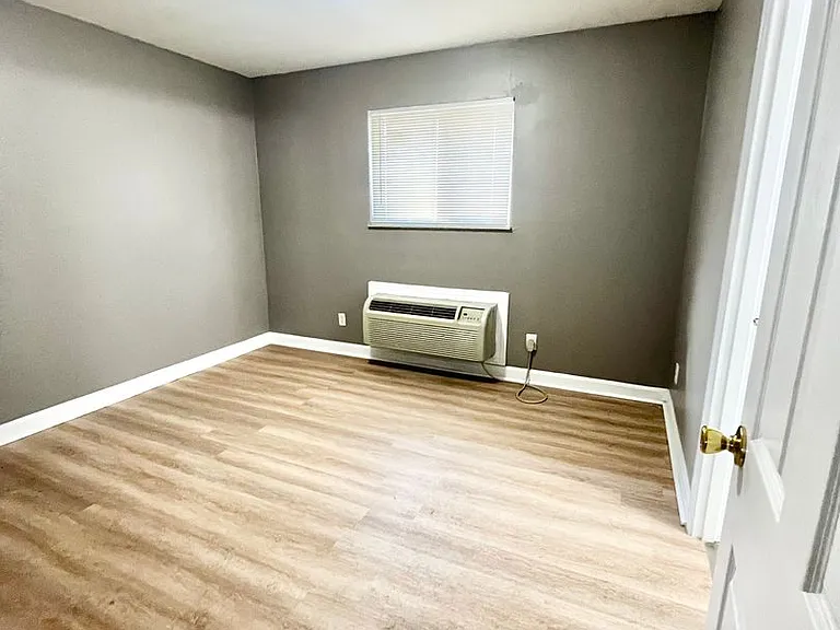 4012 Southern Parkway — Photo 22
