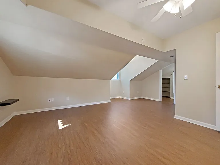 504 University Rdg — Photo 16