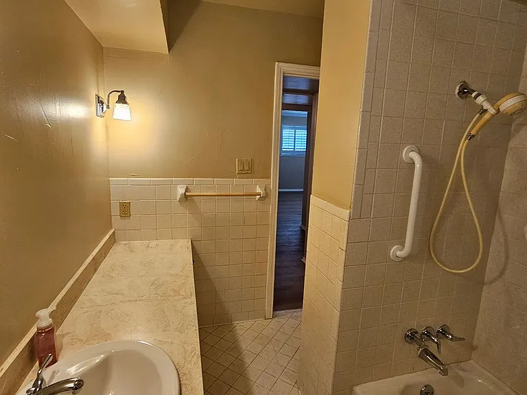 6033 Sandhurst Ln #D — Photo 30