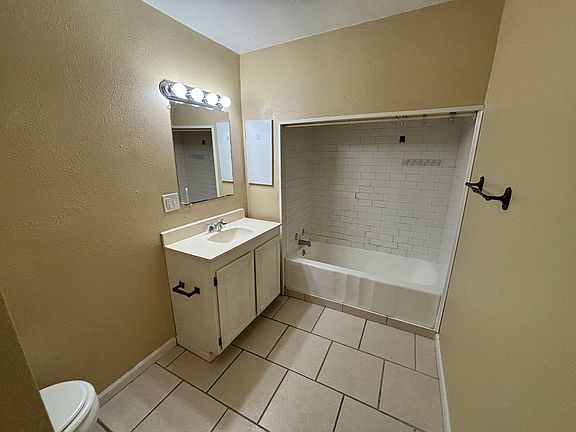 3rd image of 512 Woodsdale Ave
