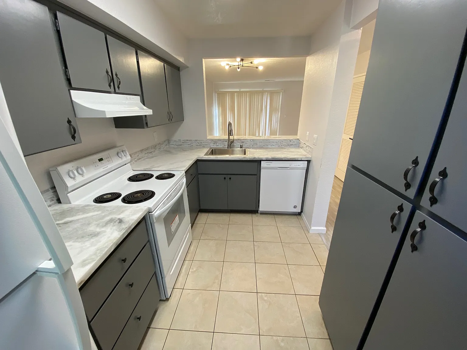 2 bed, 905 sqft, $2,465 — Photo 2