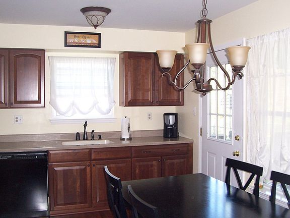 Eat-In-Kitchen