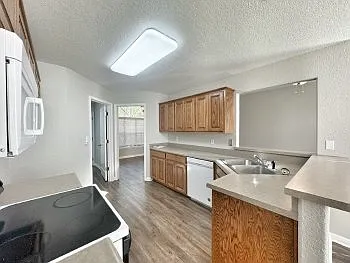 521 Woodlake Dr — Photo 12