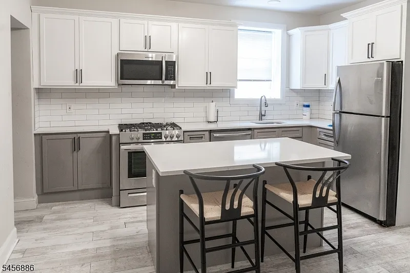 2 bed, 1.0 bath, 1025 sqft, $2,400 — Photo 4