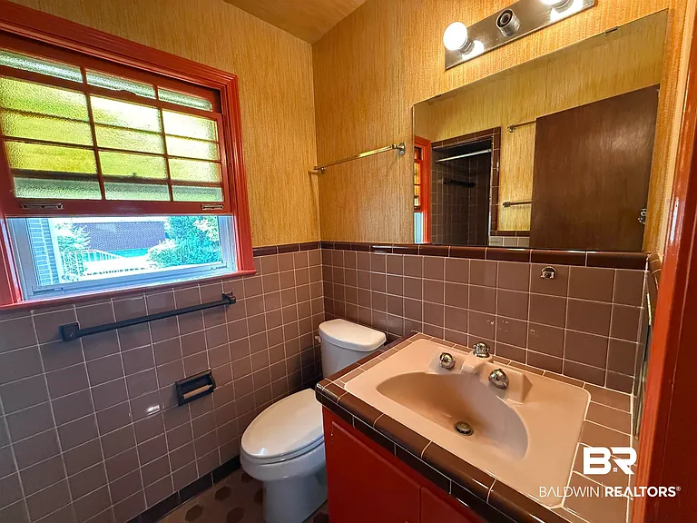 110 Patrician Dr — Photo 23
