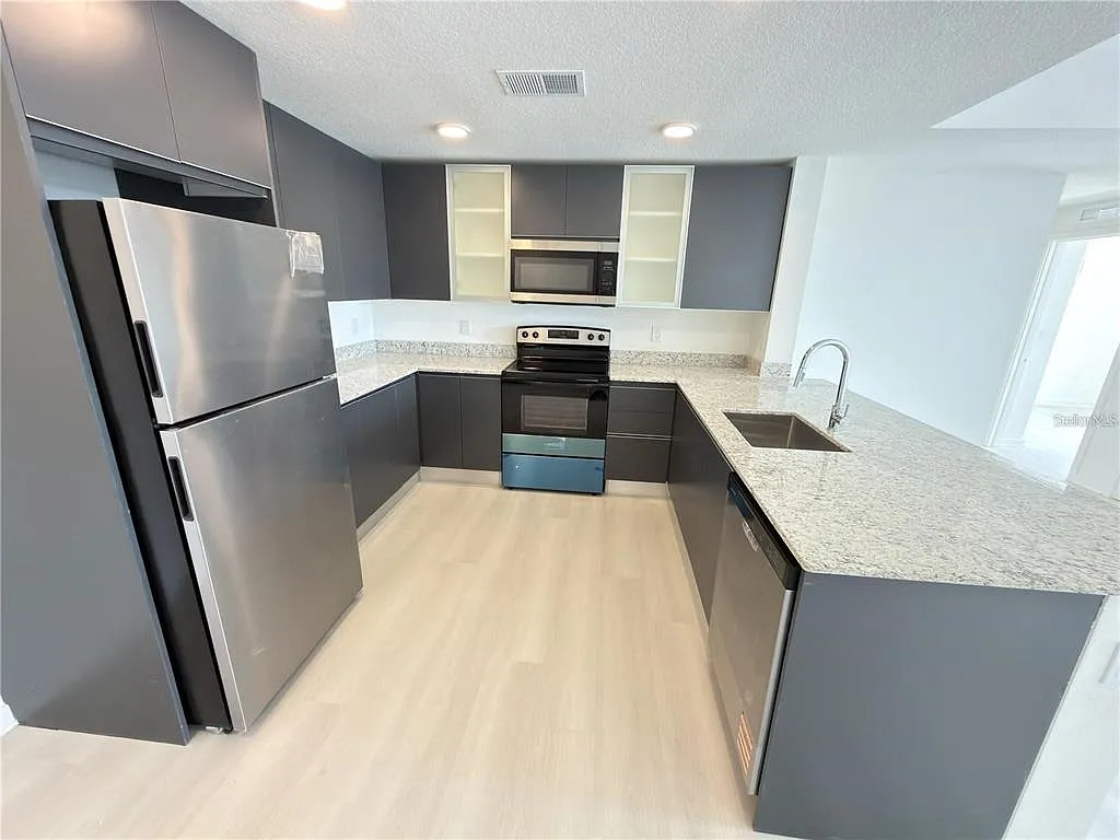 3 bed, 2.0 bath, 1150 sqft, $2,200 — Photo 2