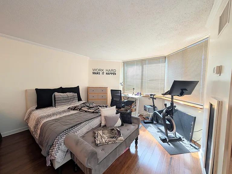 616 Harmon Cove Tower — Photo 4