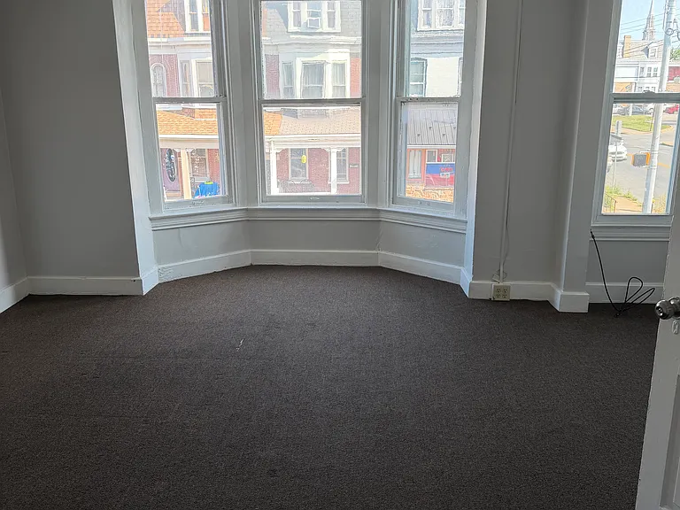 1002 W Princess St #2 — Photo 3