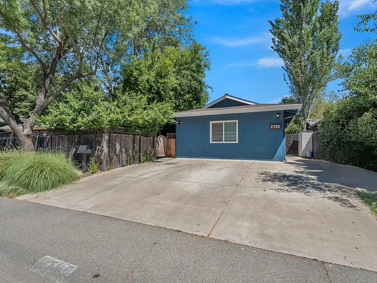2725 Loyola Dr — Photo 2