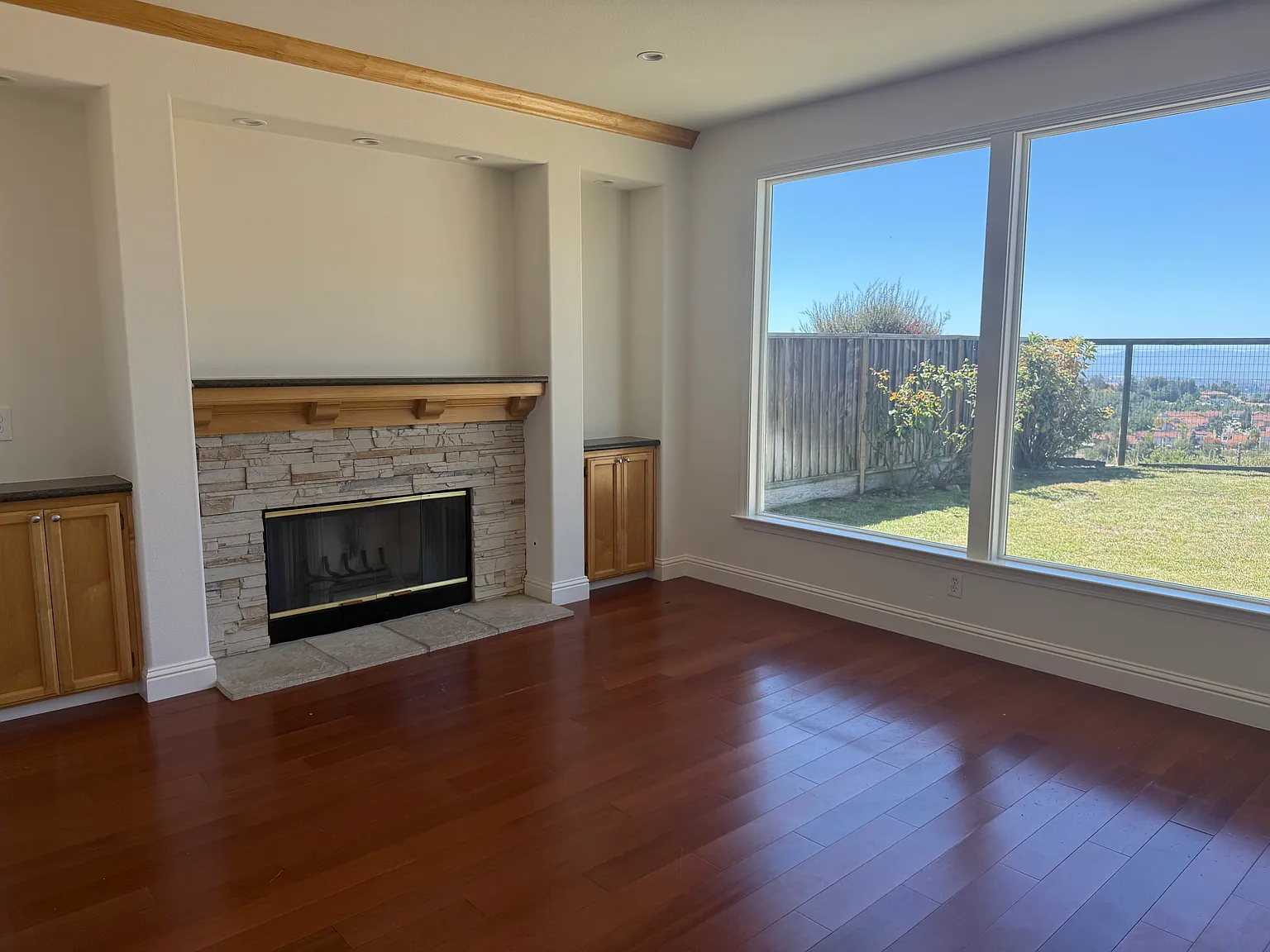 5 bed, 2535 sqft, $5,700 — Photo 2