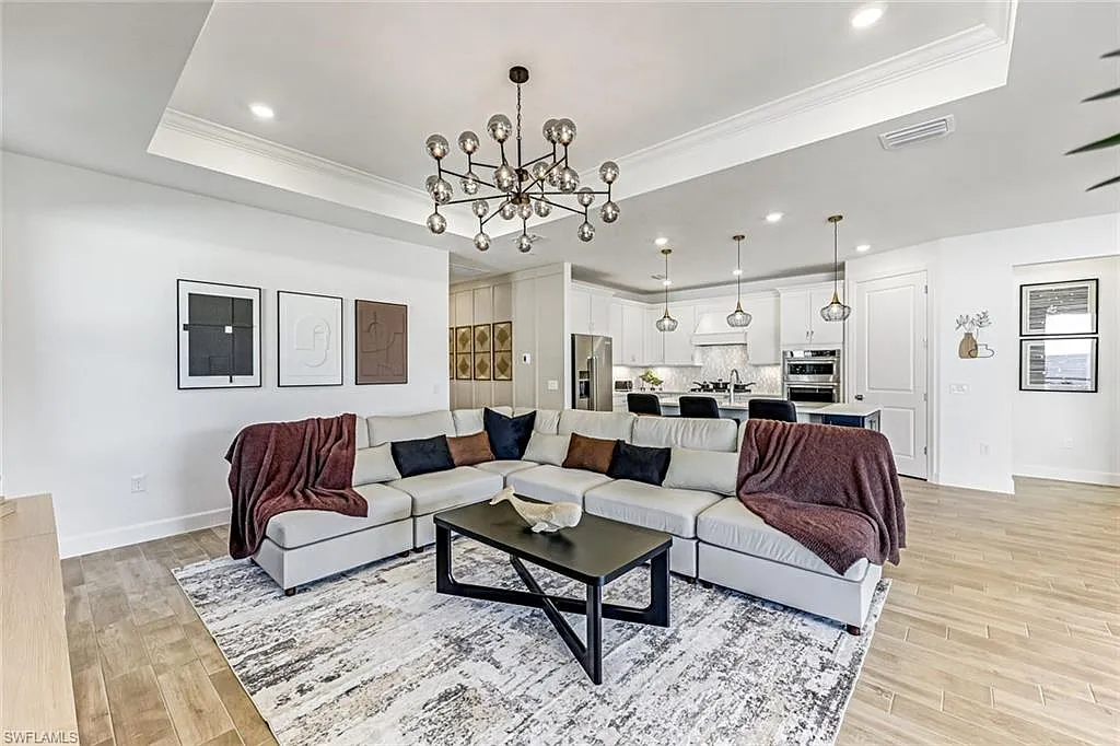 3 bed, 3.0 bath, 2099 sqft, $5,950 — Photo 4