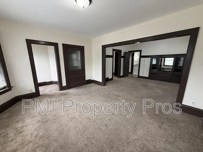 2 bed, 1.0 bath, 1037 sqft, $1,050 — Photo 3