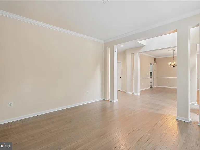905 Royal Elm Ct — Photo 8
