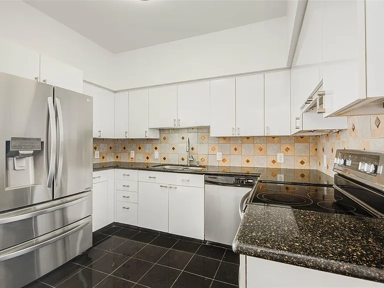 15 Greenway Plz #10G — Photo 28