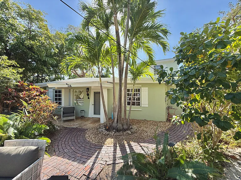 111 N Bay Harbor Dr — Photo 1