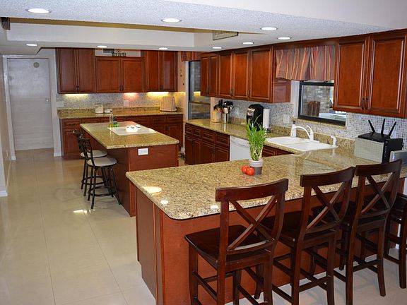 3rd image of 313 Glenlyon Dr