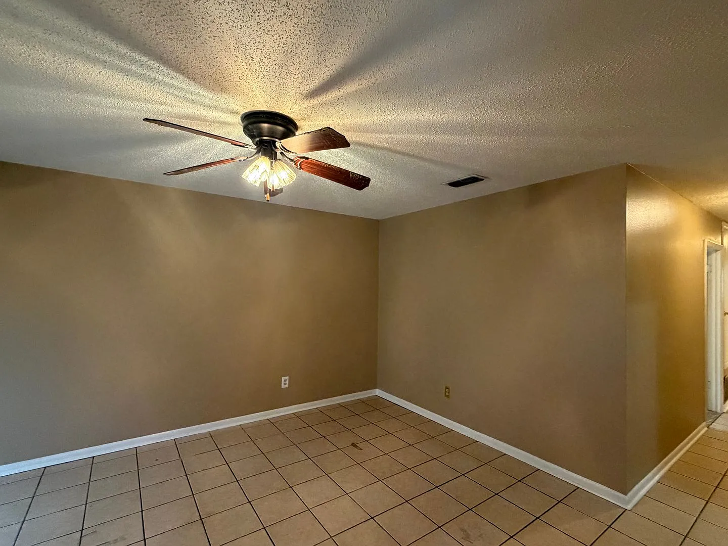 Spacious 4 Bedroom Home in Sun City — Photo 4