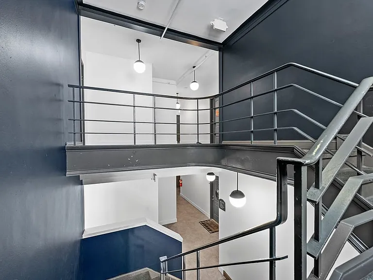 4242 Lindell — Photo 1