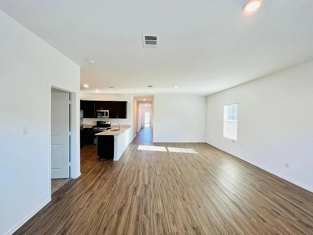 4 bed, 2.0 bath, 1649 sqft, $1,880 — Photo 2