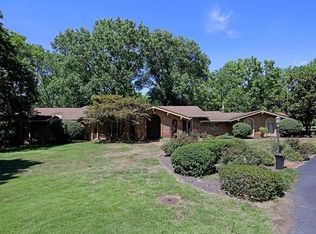 1065 Cabin Club Dr, Saint Louis, MO 63124
