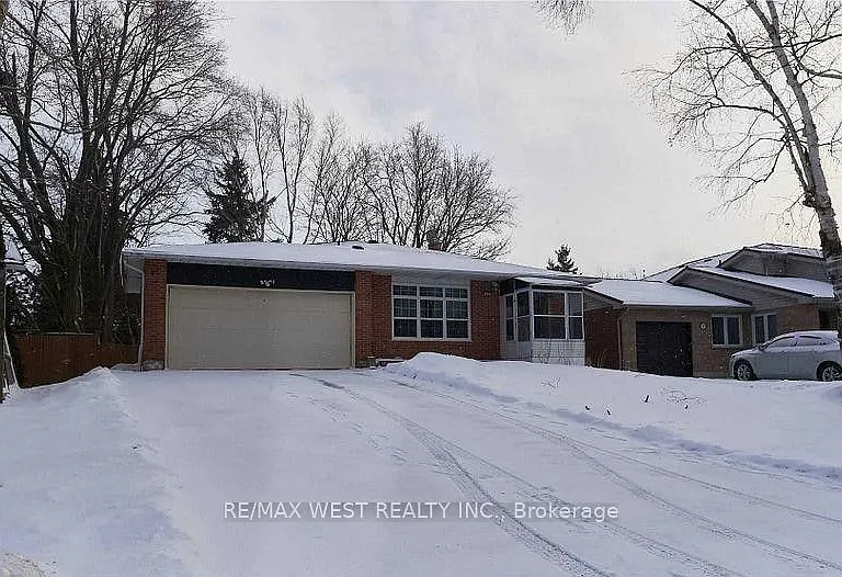 323 Centre St — Photo 2