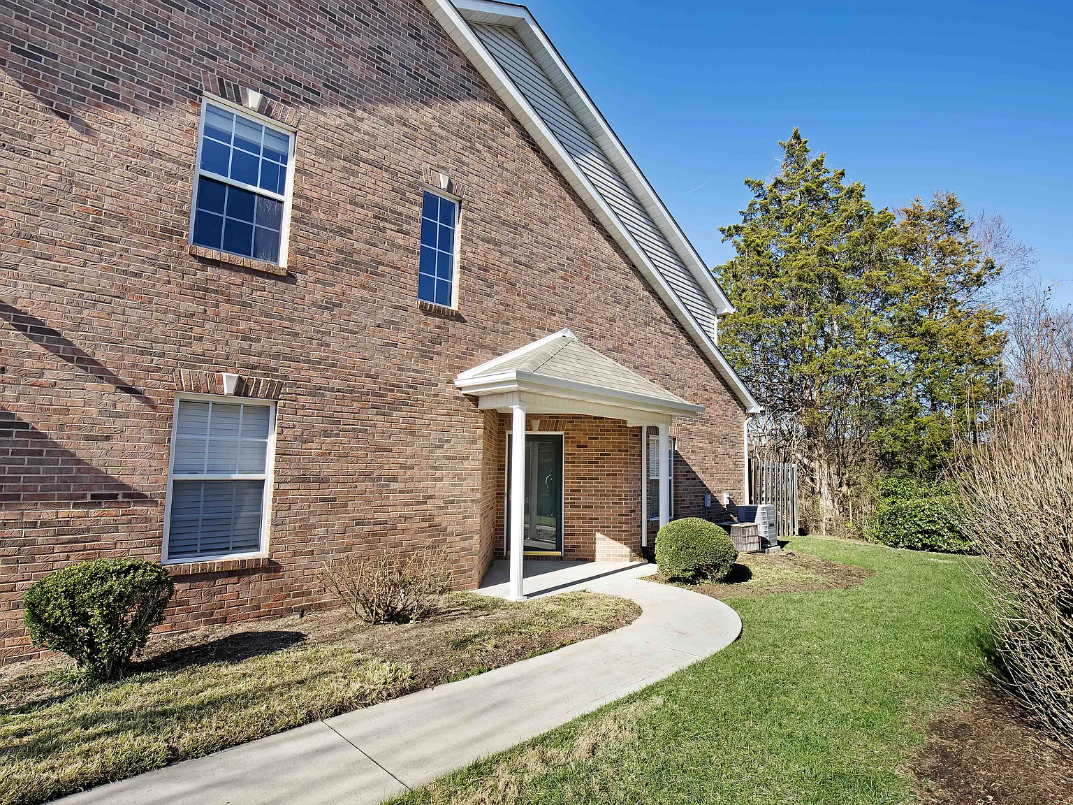 3 bed, 2.5 bath, 1718 sqft, $2,100 — Photo 2