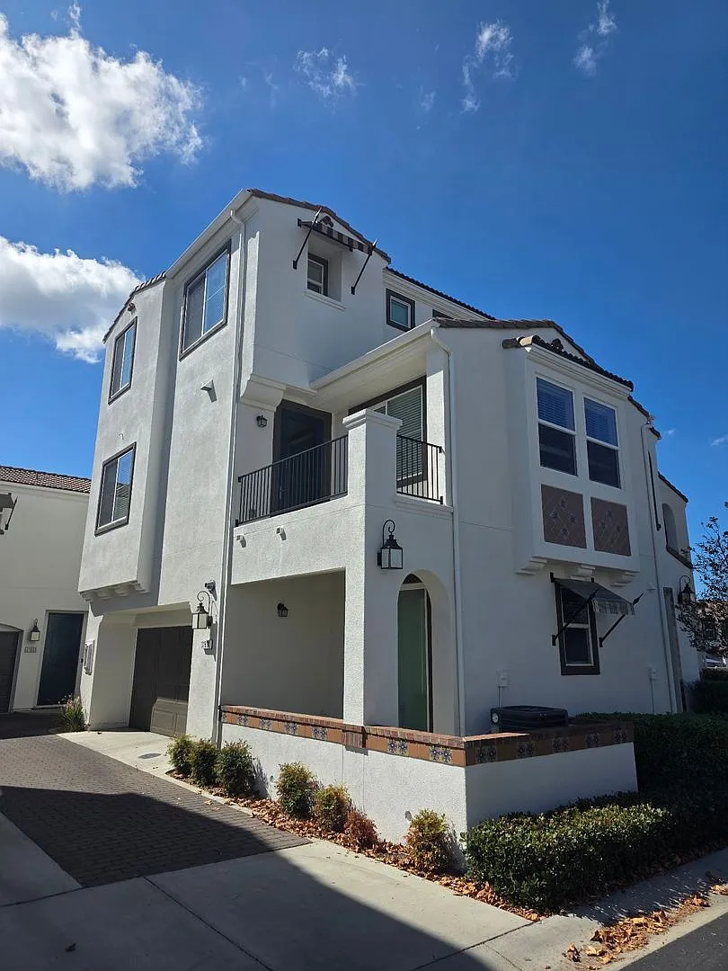 Gorgeous 3 Bedroom Townhome with New Flooring and Paint! — Photo 1
