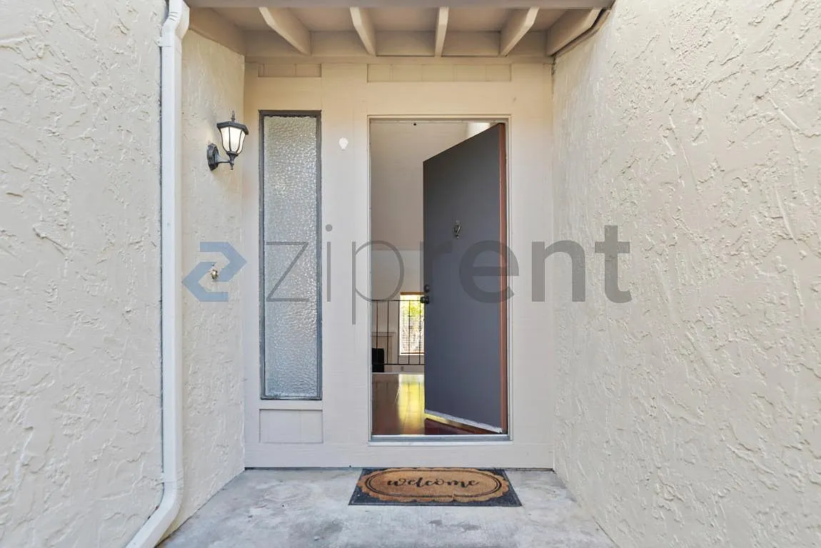 3 bed, 2.5 bath, 1451 sqft, $4,300 — Photo 3