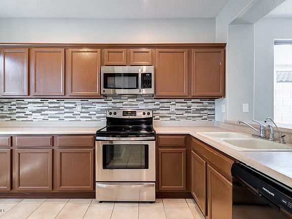 3rd image of 2514 W Whitman Dr