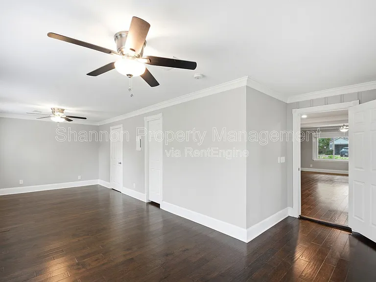 2207 Saxon Dr — Photo 18