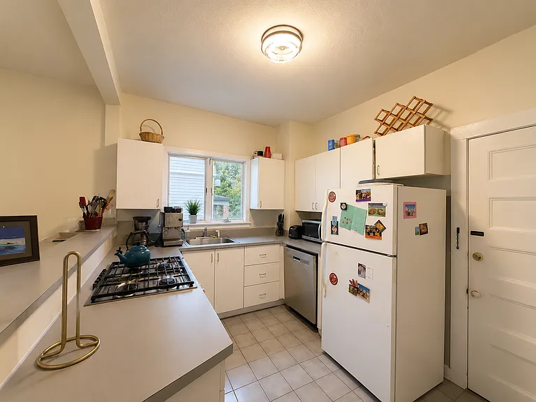 21 Willow Ave — Photo 2