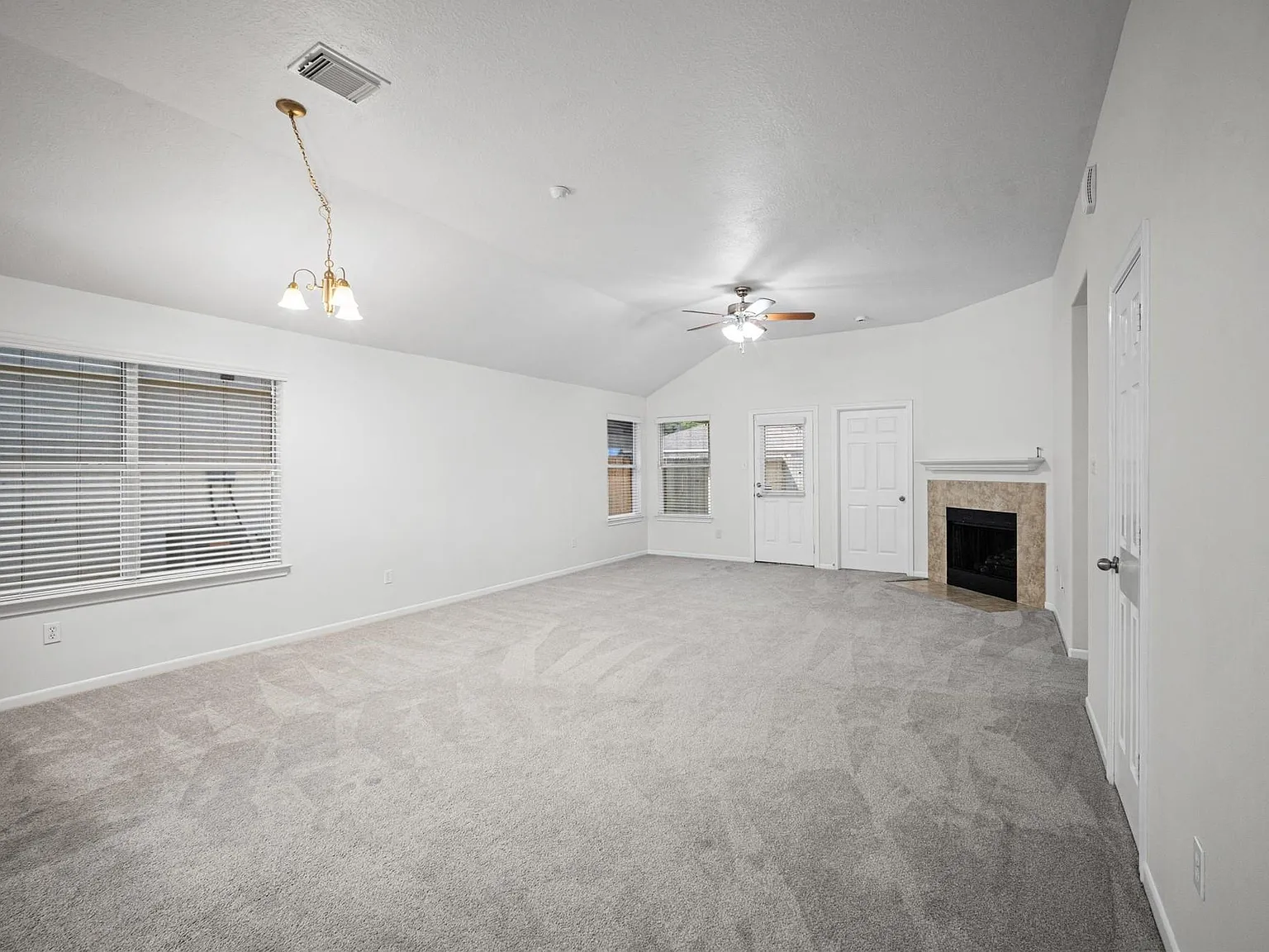 3 bed, 2.0 bath, 1456 sqft, $2,000 — Photo 3