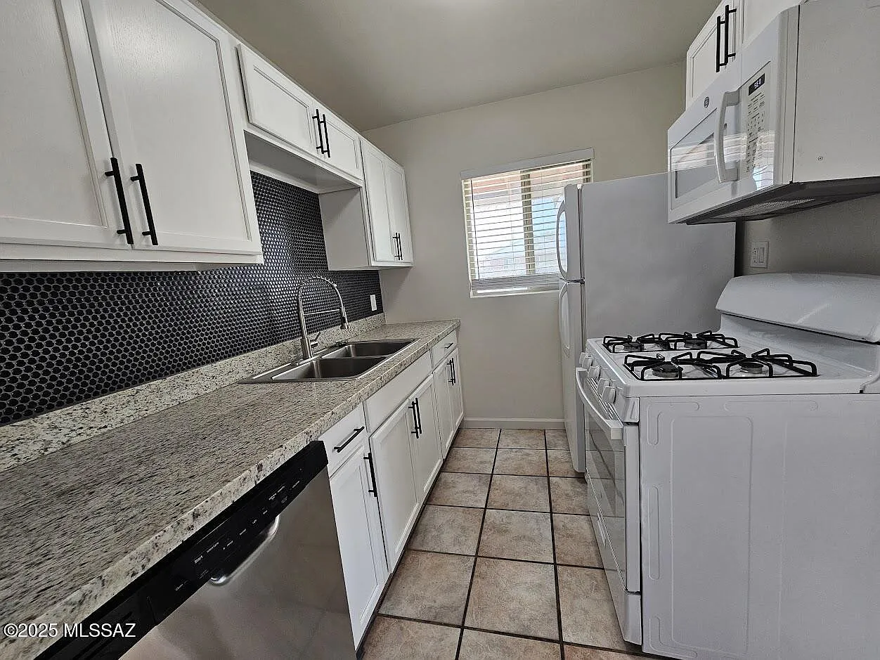 2 bed, 1.0 bath, 744 sqft, $1,300 — Photo 4