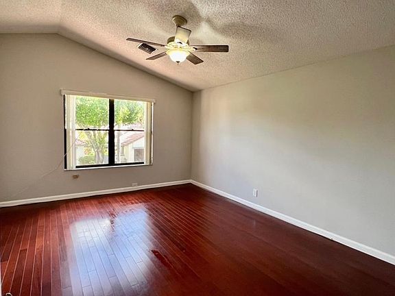5th image of 55220 Croydon Ct