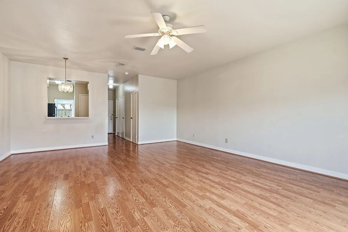 2 bed, 2.5 bath, 1368 sqft, $1,600 — Photo 3
