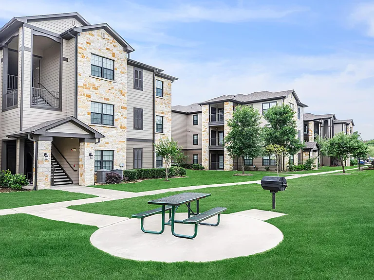 Willow Creek Apartments — Photo 26