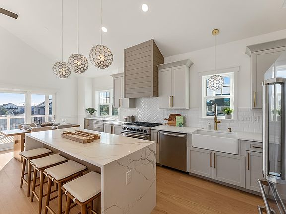 3rd image of 109 E 9th Ave