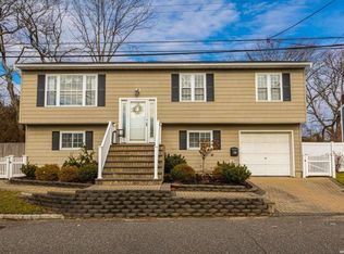 316 53rd St, Lindenhurst, NY 11757